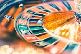 Tampilan live dealer blackjack dan roulette di aplikasi mobile agen dadu